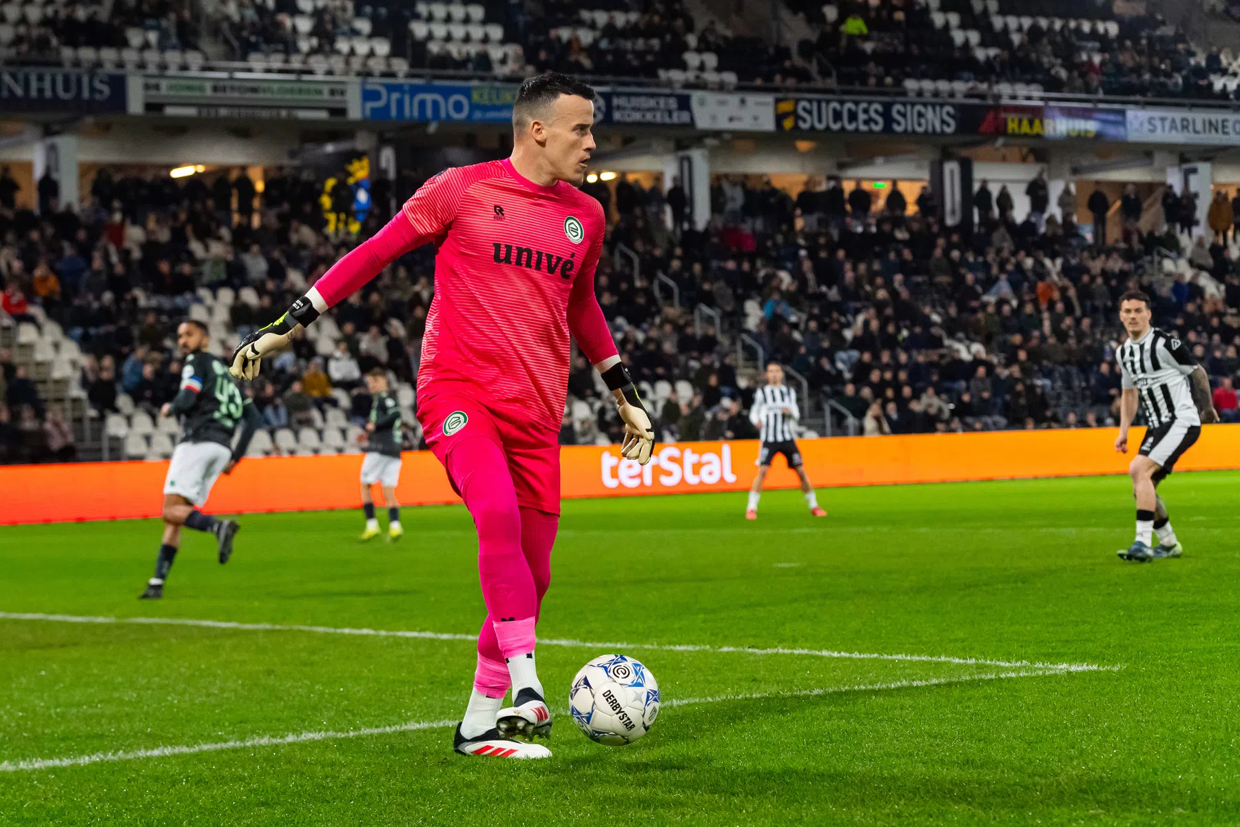 Vaessen baart opzien: Groningen-keeper speelt tegen Heracles in jeugdtenue