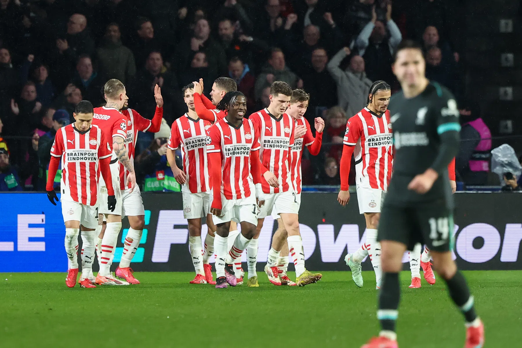PSV pakt cadeau van Slot gretig uit en boekt CL-zege op Liverpool