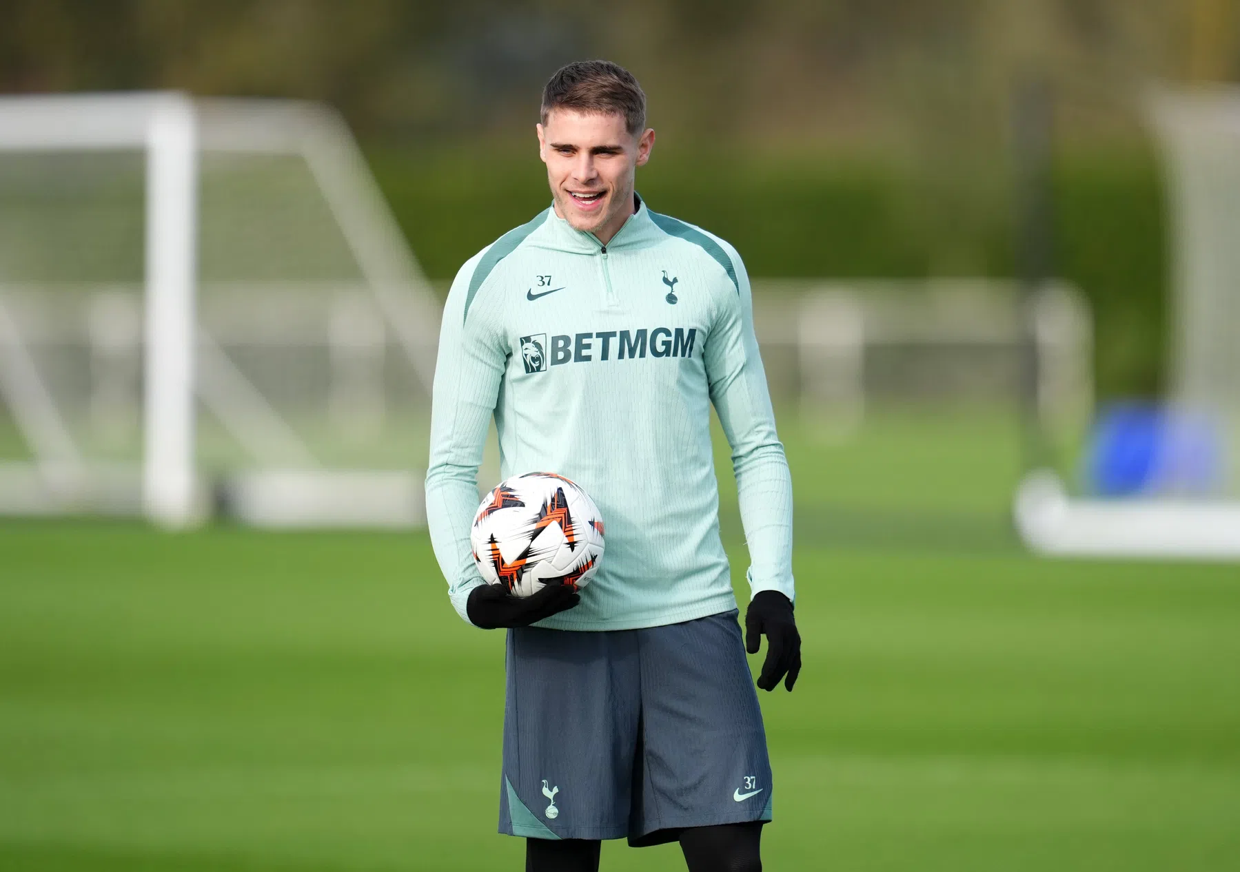 Tottenham heeft goed nieuws over Van de Ven