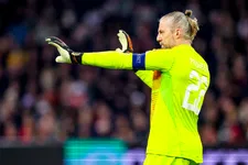 Thumbnail for article: Pasveer geeft verklaring voor opvallende aanvoerdersband-wissel met Henderson