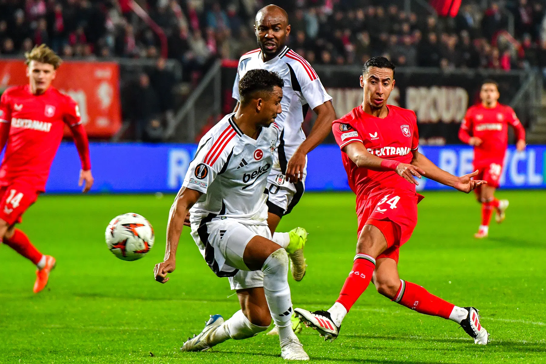 Twente laat Salah-Eddine niet gaan: 'Daar trek ik mijn bokshandschoenen voor aan'