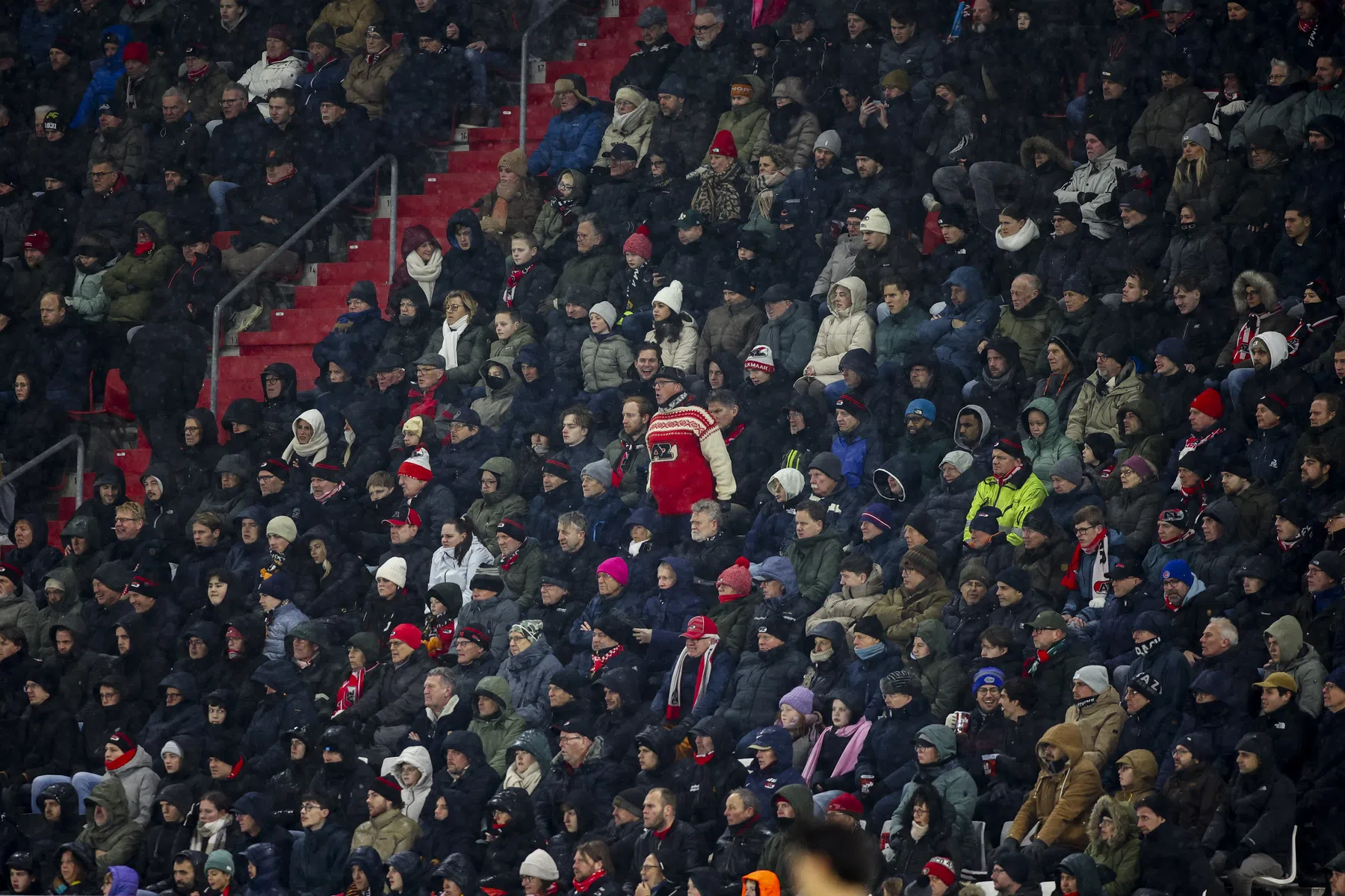 AZ veroordeelt 'buitensporig gewelddadig optreden' Hongaarse stewards