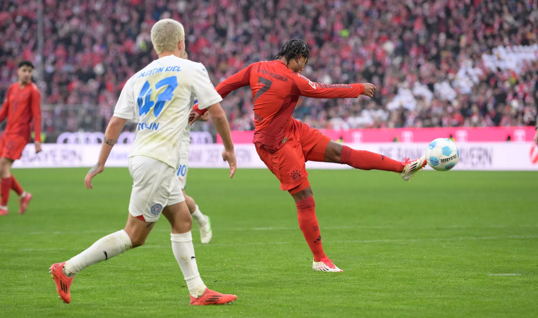 Bayern geeft voorsprong van vier goals bijna weg, BVB wint eindelijk weer