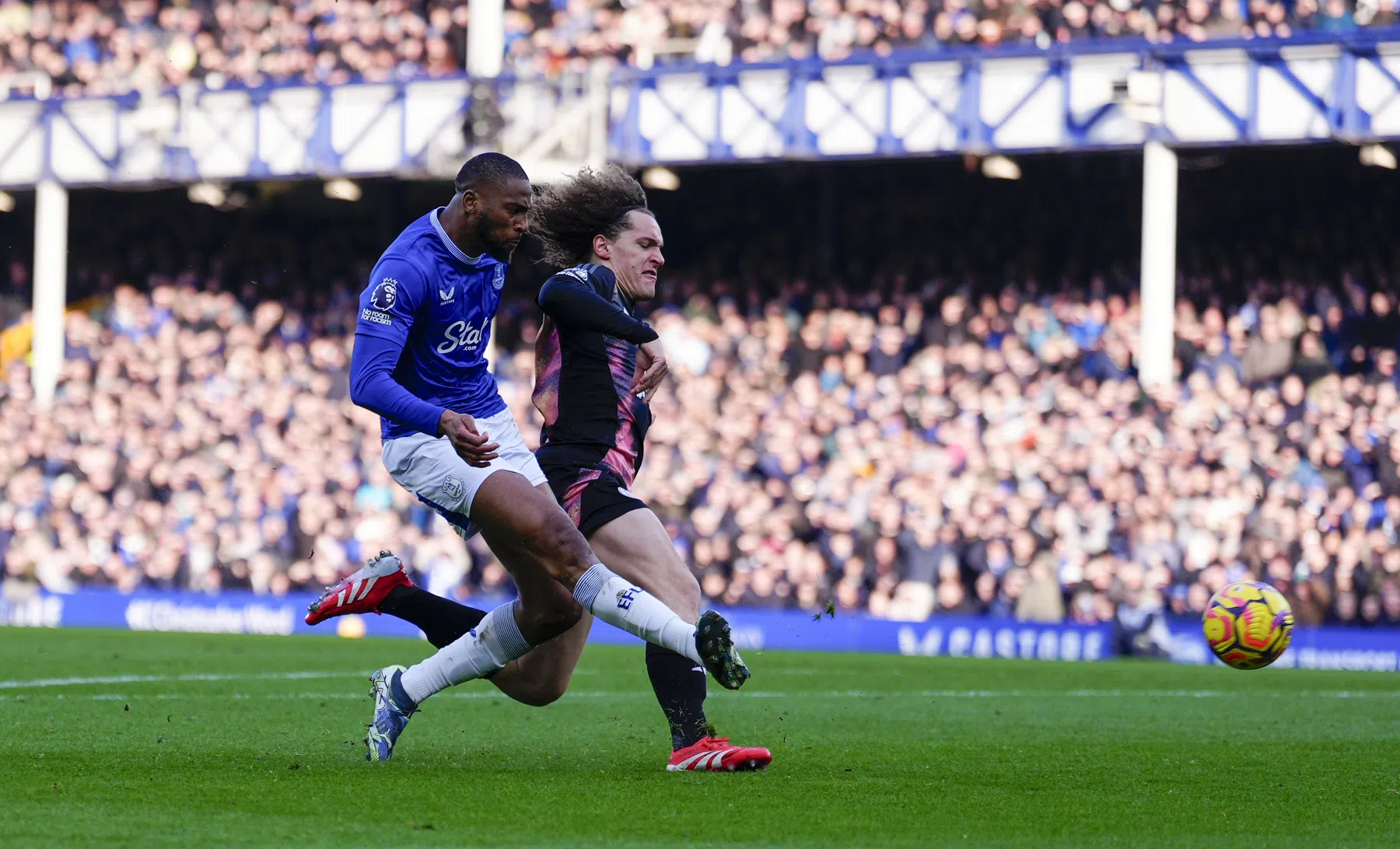 Goal na tien seconden begin van dramatische middag voor Van Nistelrooij