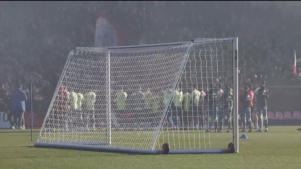 Veelbesproken Henderson wordt voor Klassieker toegezongen door fans
