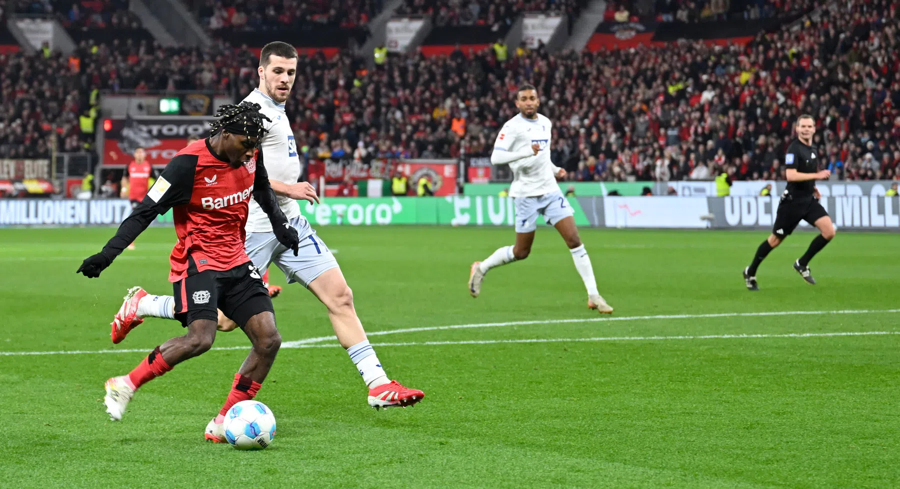 Scorende Frimpong helpt Leverkusen aan zege in titelstrijd