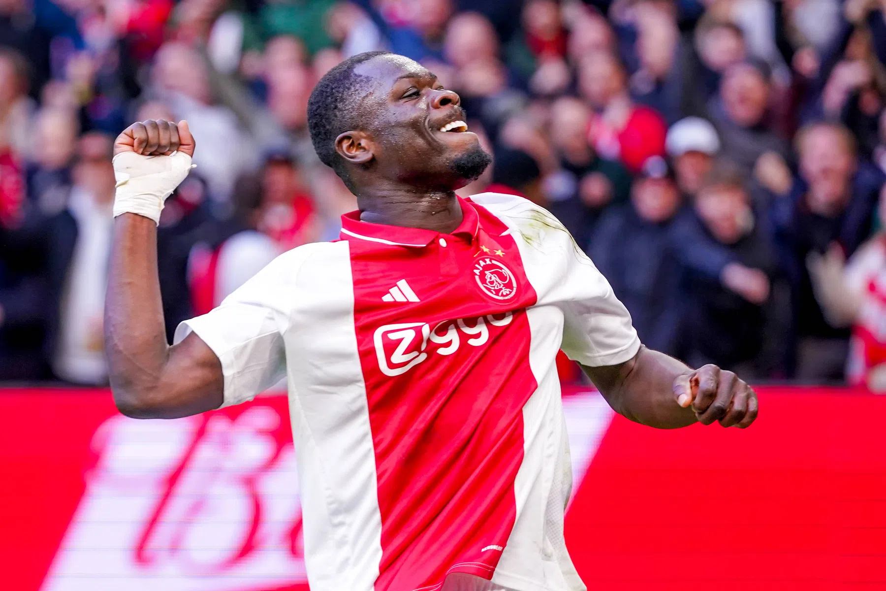 Brobbey verdubbelt na VAR-check Eredivisie-productie in Klassieker