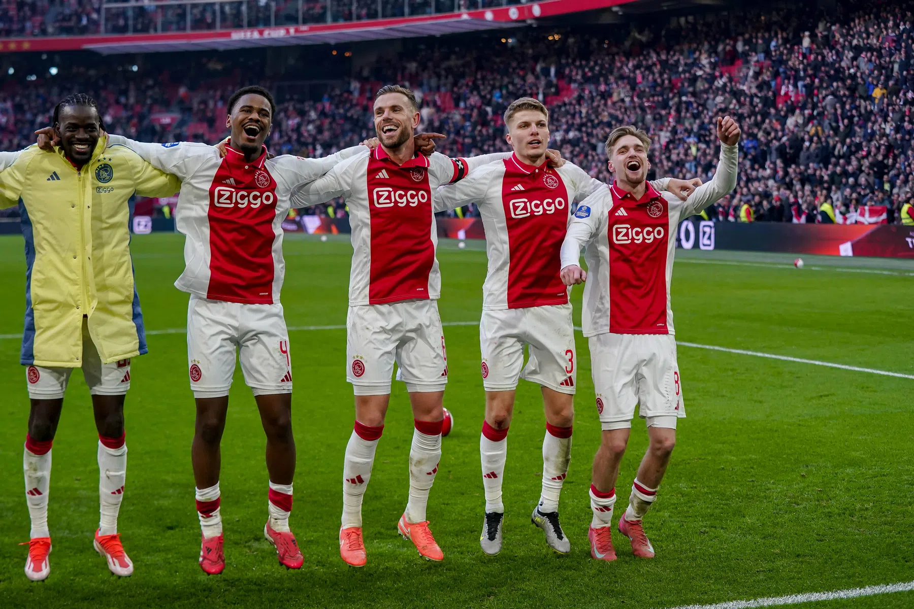 Ajax slaat dankzij late goal krater met Feyenoord en zet PSV vol onder druk