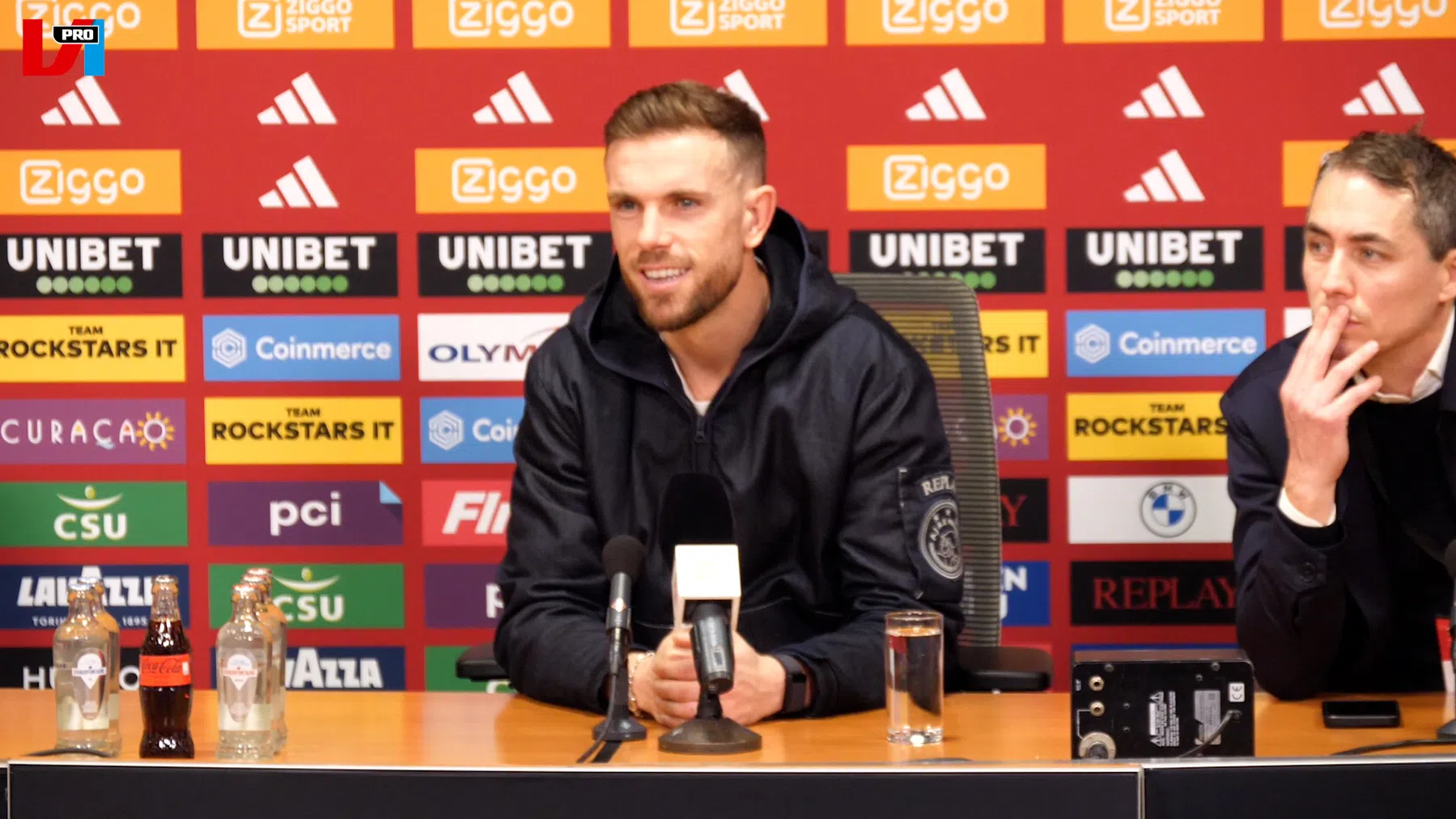 De beelden: Henderson witheet over leugens die over hem geschreven zouden zijn