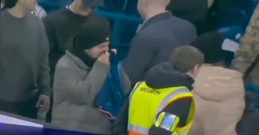 Chelsea-fan snuffelt aan van Fernández gekregen broekje