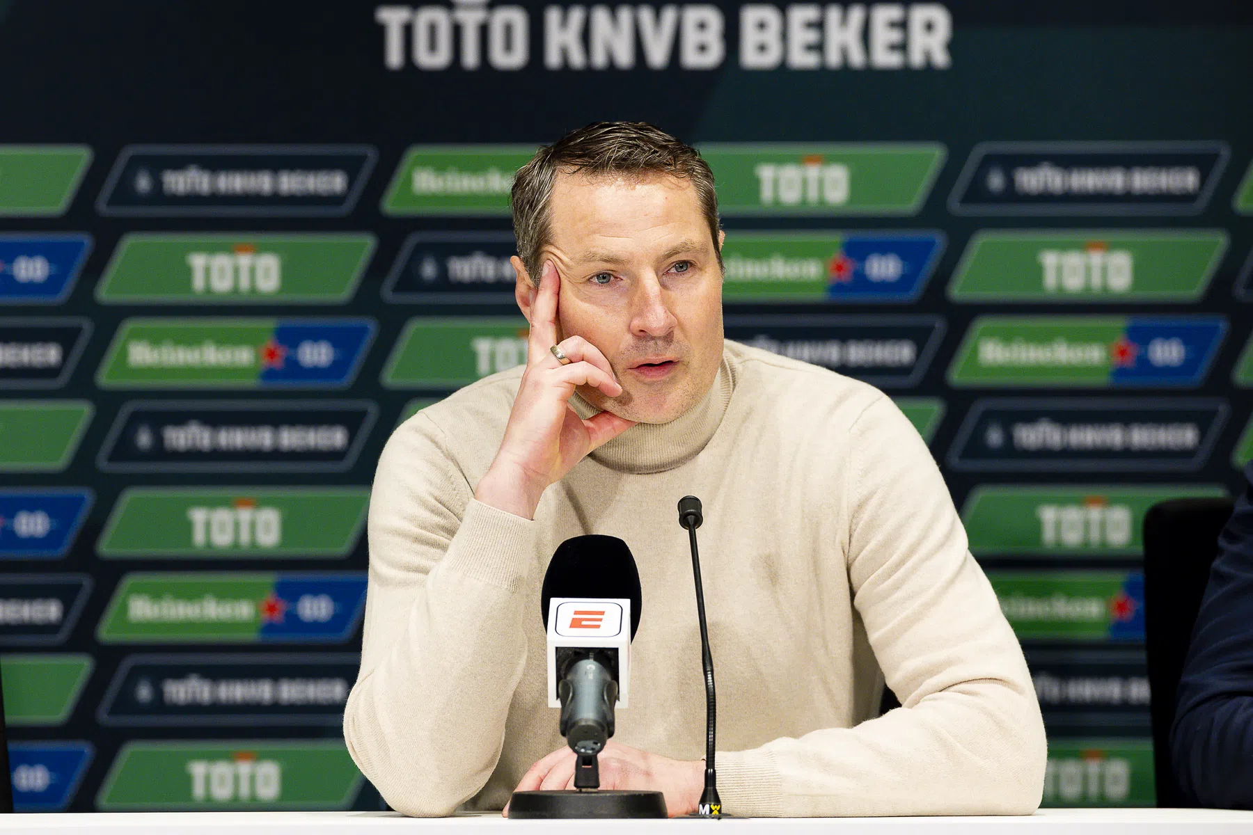 Priske denkt niet aan opstappen en begrijpt boze Feyenoord-fans
