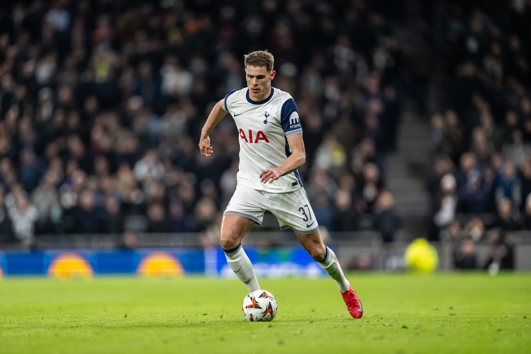 Postecoglou legt uit waarom hij ook nu nog rustig aan doet met Van de Ven