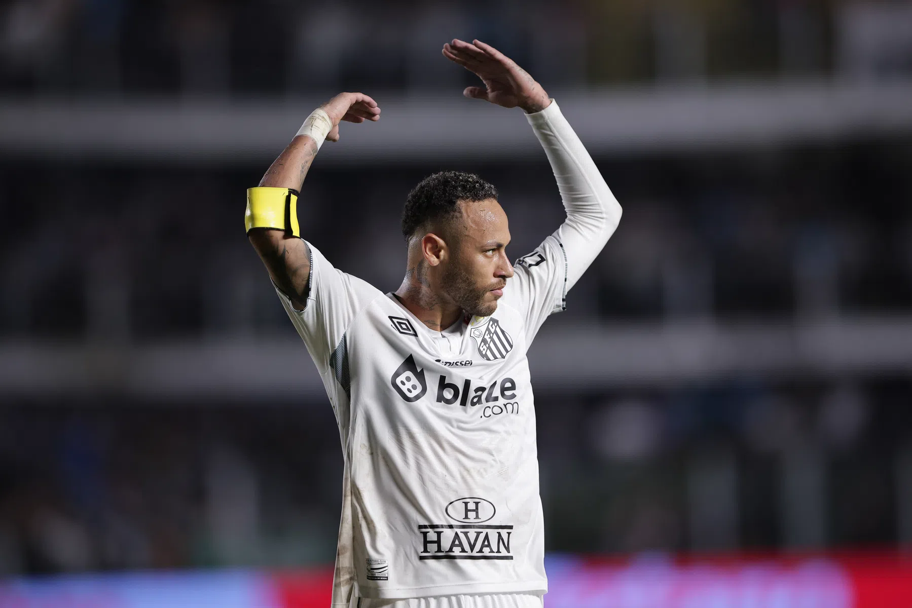 Neymar maakt comeback bij Santos en neemt eerste balcontact te letterlijk