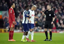 Thumbnail for article: Van Dijk kegelt Richarlison omver en neemt Braziliaan in de maling