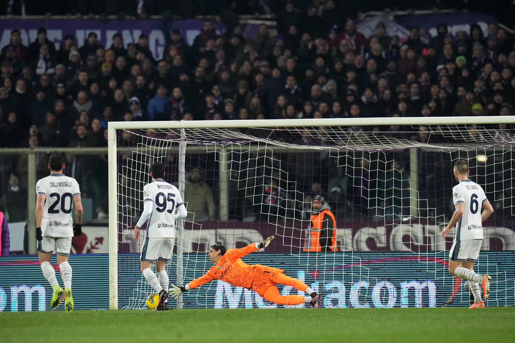 Inter lijdt even zeldzame als pijnlijke nederlaag in restant gestaakt duel