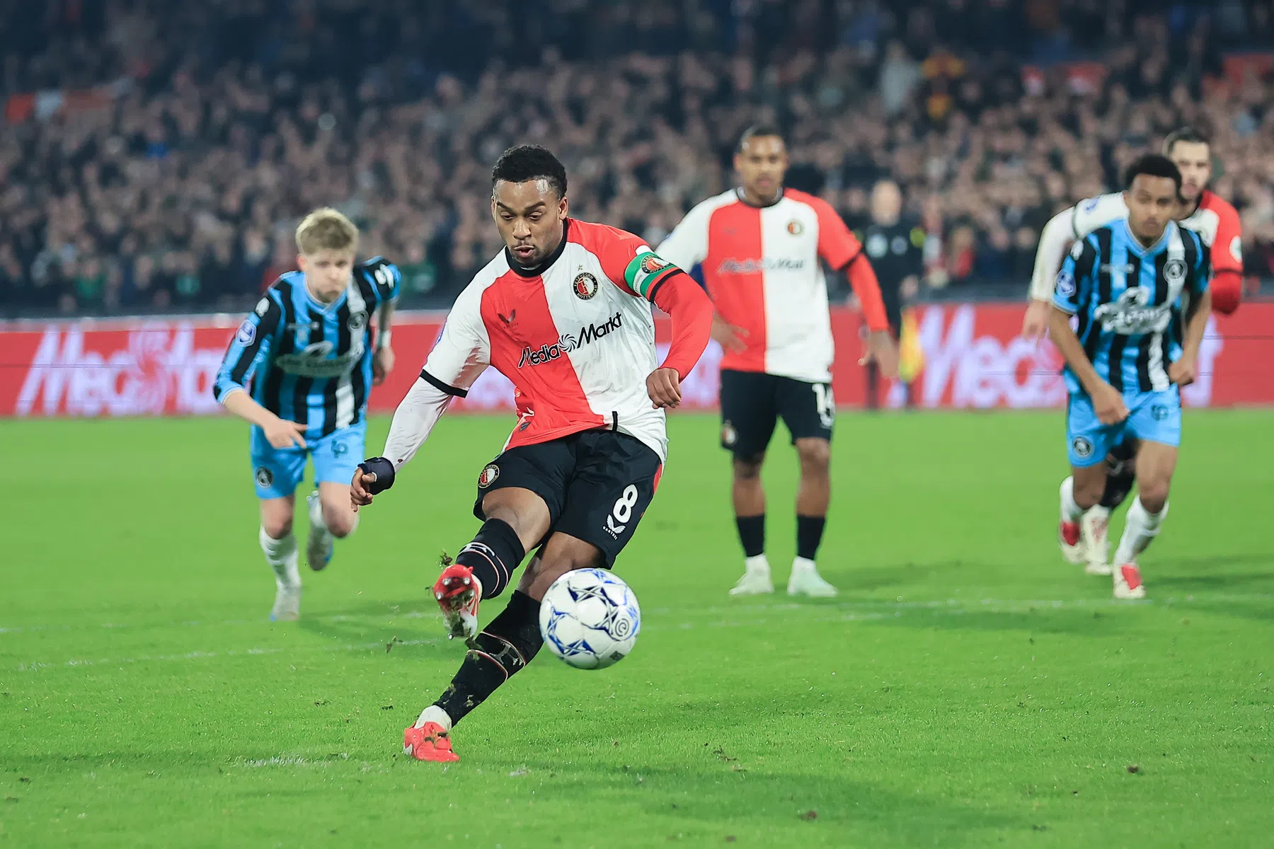 Ploeterend Feyenoord maakt gebruik van helpende hand Sparta