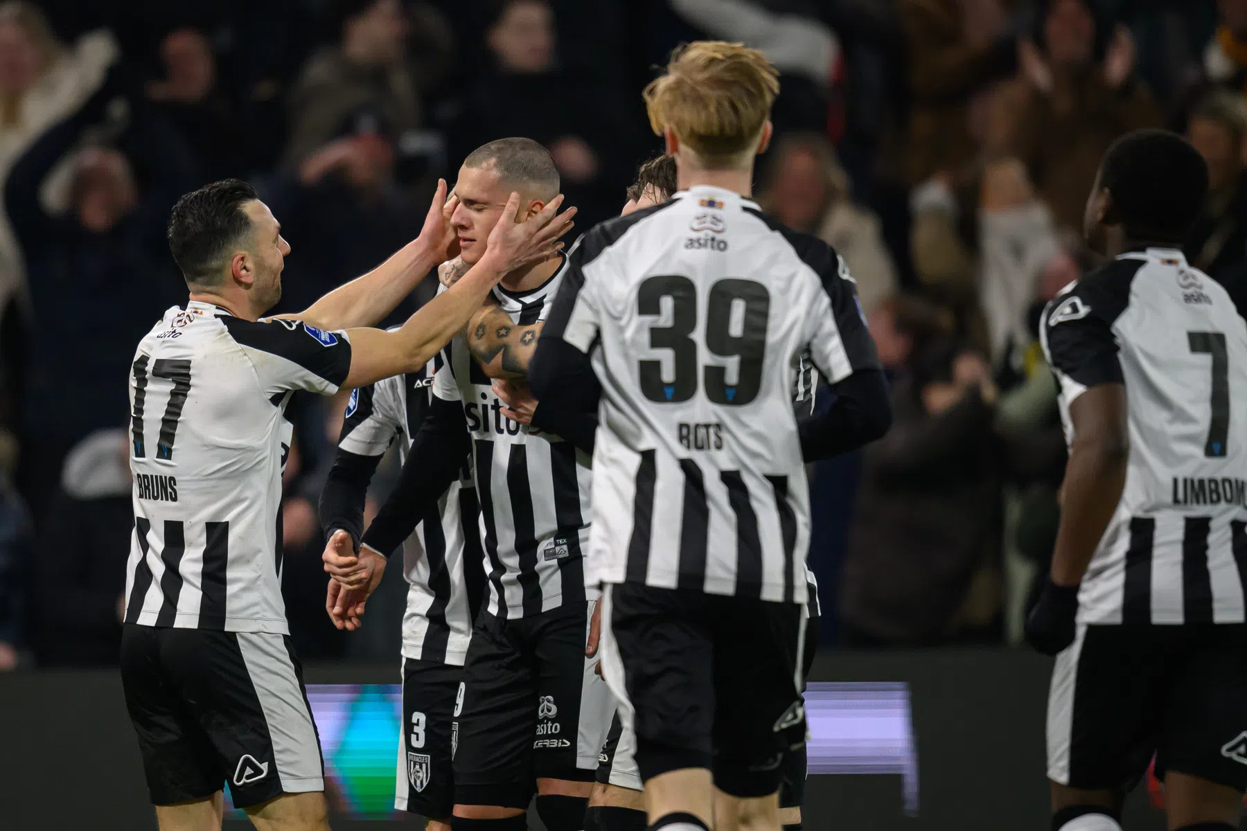 Heracles voltooit superweek met winst in spektakelstuk tegen Go Ahead