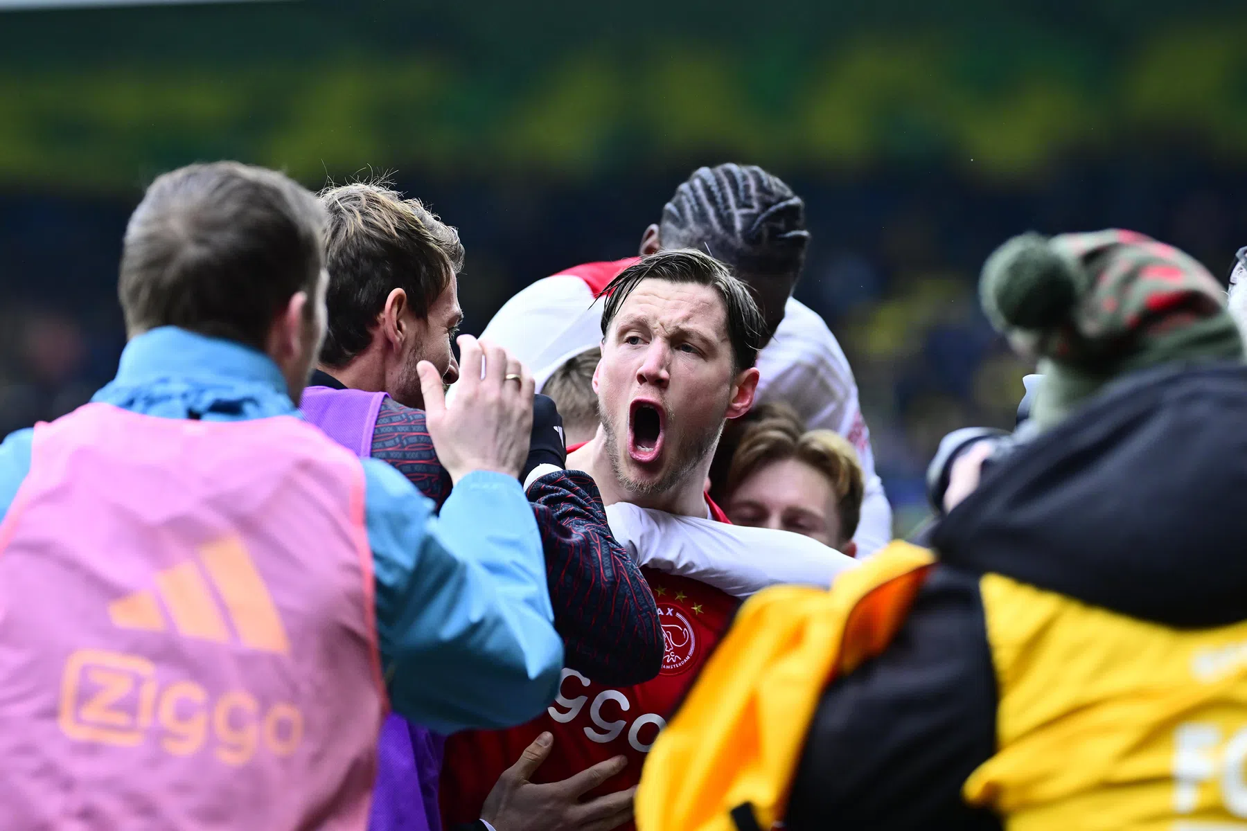 Weghorst bezorgt Ajax koppositie na zege op glibberveld van Fortuna