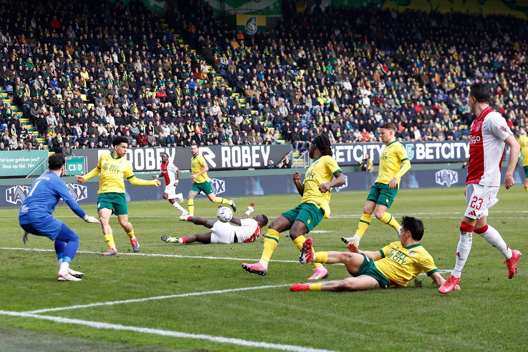 Van Polen lacht om 'schandalig' Fortuna-veld: 'Je hebt van die noren nodig'