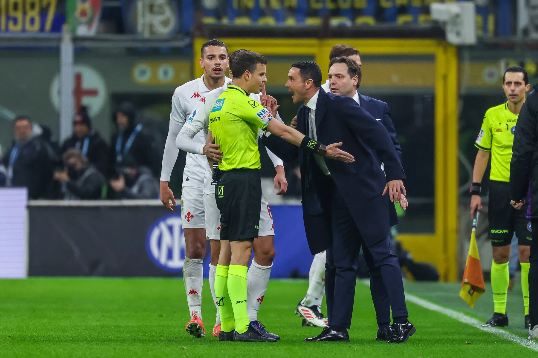 Woede bij Fiorentina om VAR-protocol: 'Bal was twintig centimeter uit'