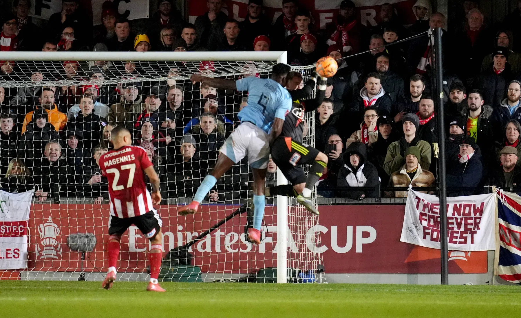 Ex-NEC spits Awoniyi breekt neus in FA Cup-duel, dubbele assist Sangaré