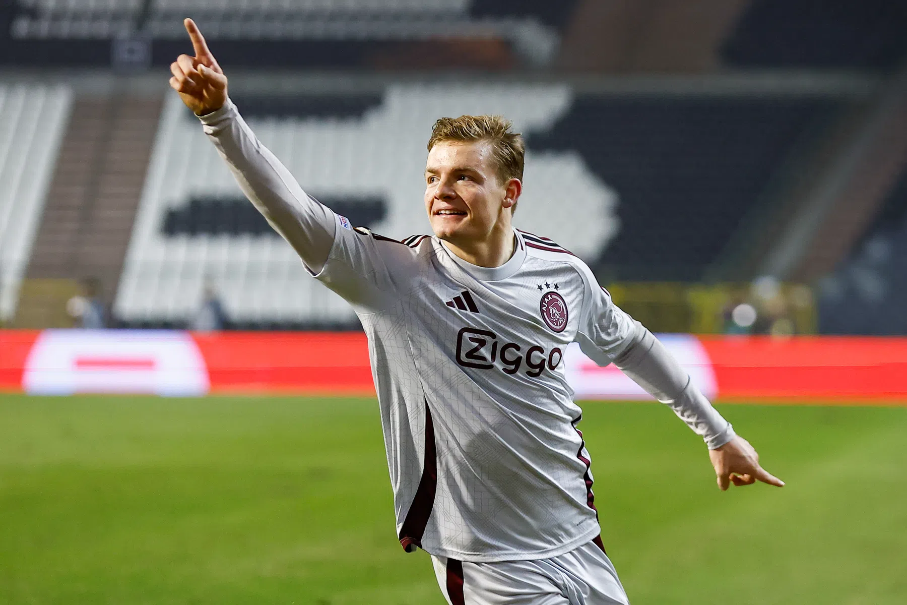 Rasmussen heeft 'geweldig potentieel': 'Moet meer in zichzelf geloven'