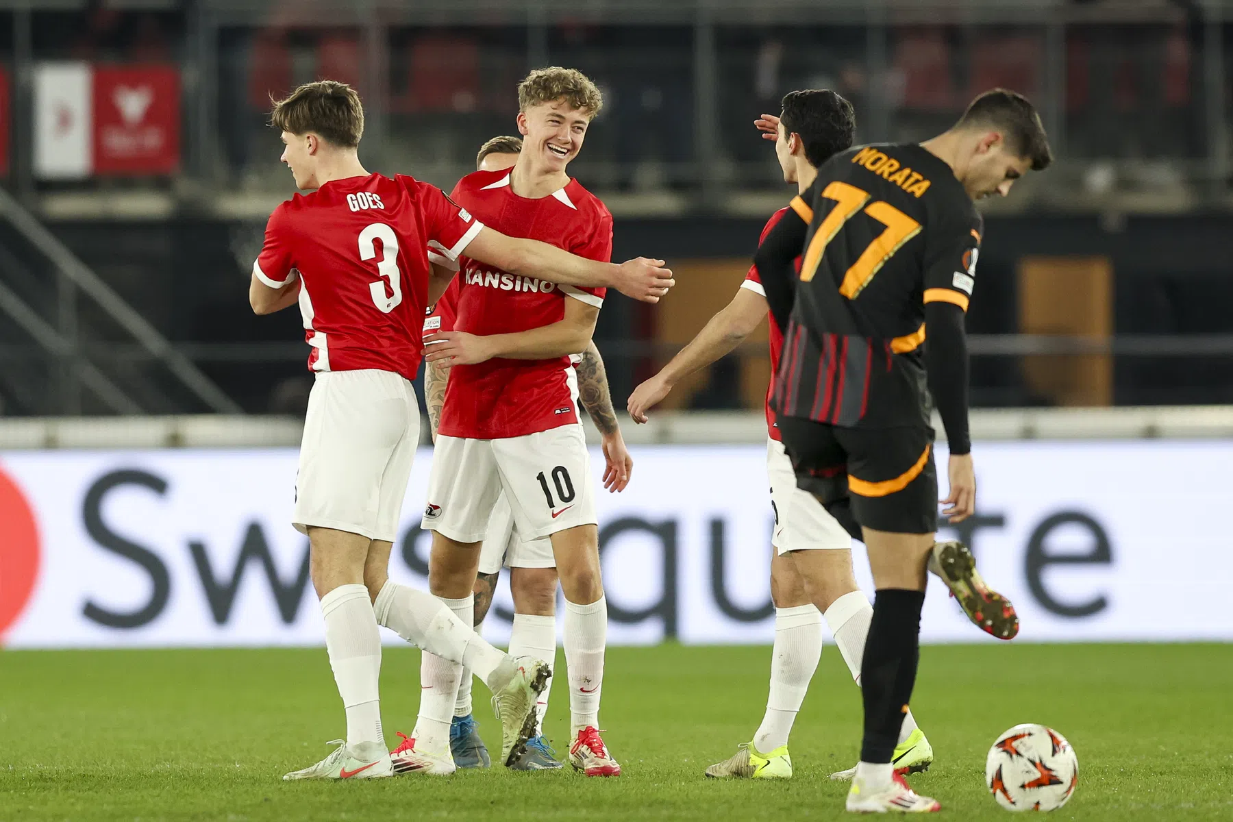 Mijnans opent het bal voor AZ met heerlijke vrije trap tegen Galatasaray