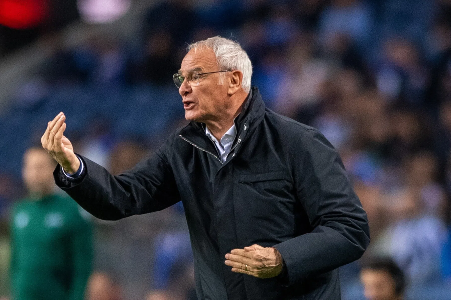 Ranieri trekt spelers weg bij scheidsrechter: 'Hoe kan de UEFA hem aanstellen?'