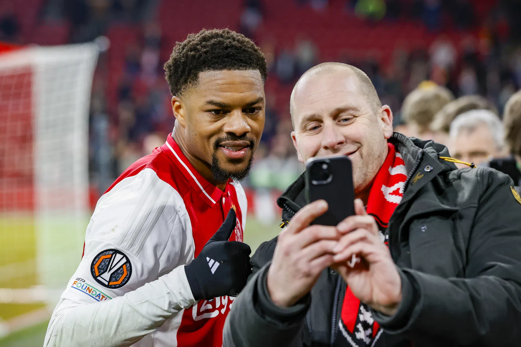 Akpom draagt Ajax-cadeau van Farioli nog altijd bij zich