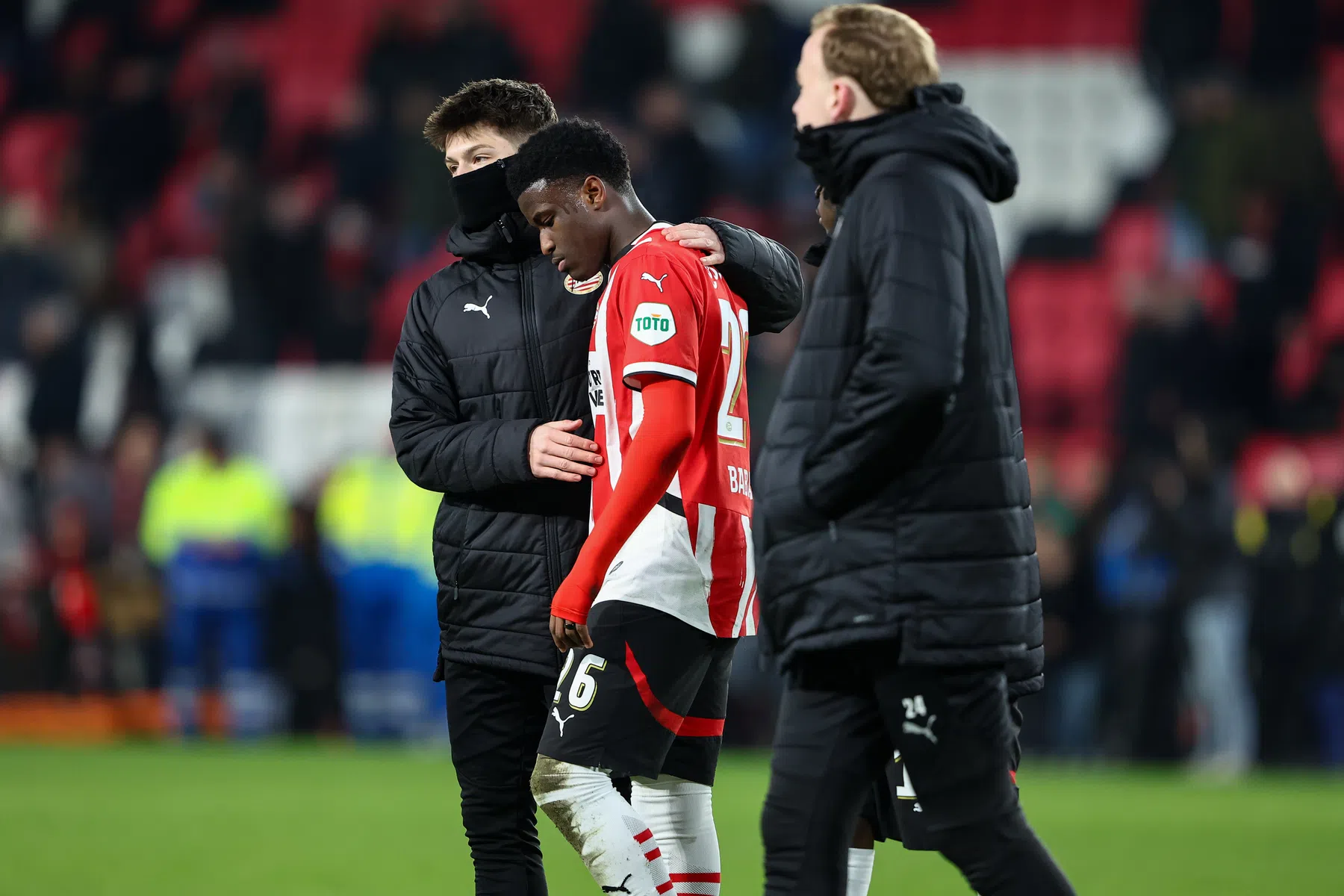PSV ontloopt thuisnederlaag door late goal Babadi en misser Jonathans