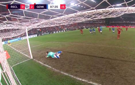 Sensationeel: middenvelder pakt strafschop, maar is te vroeg van de lijn