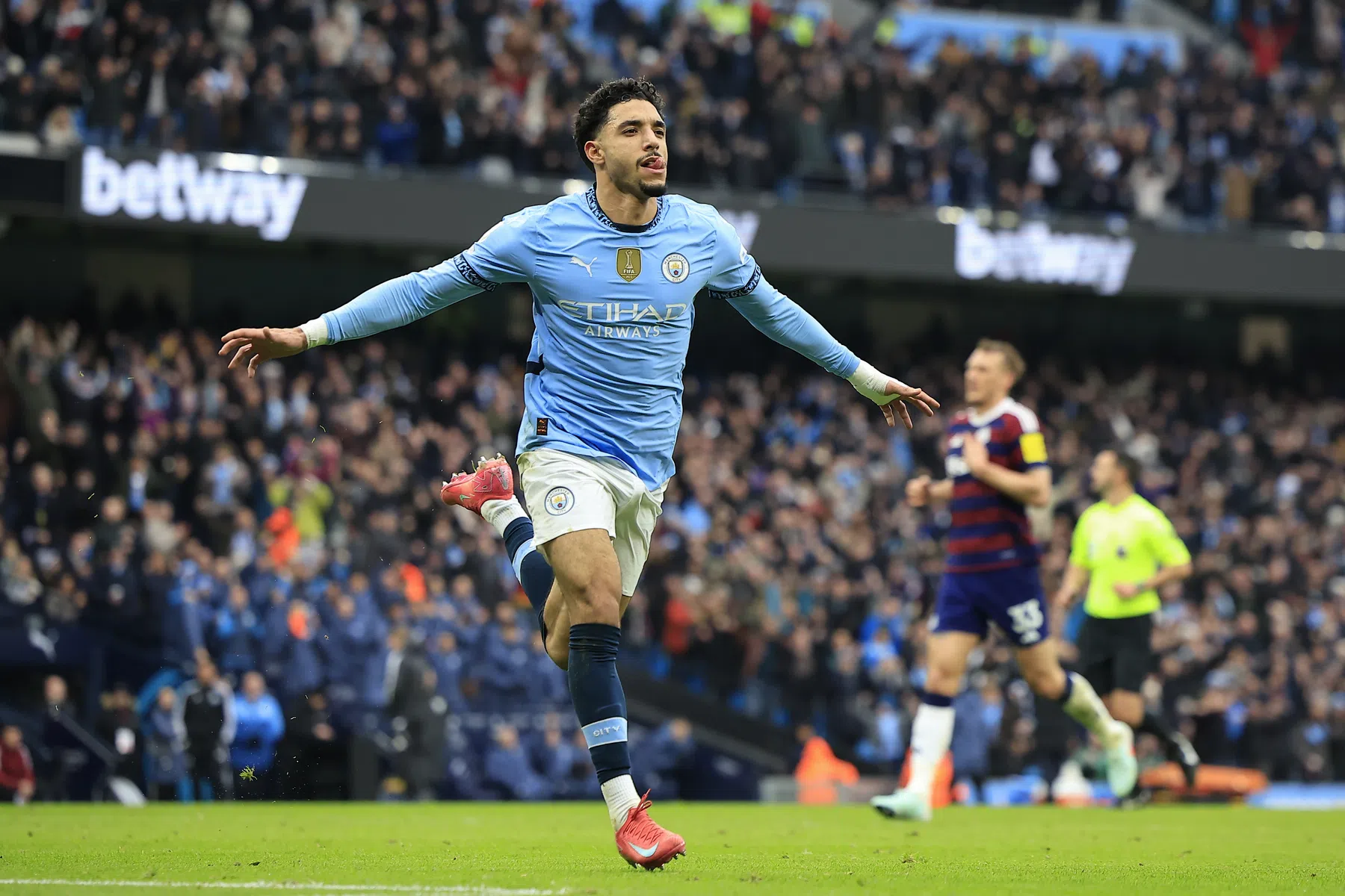 Marmoush goud waard voor winnend ManCity met hattrick binnen kwartier 