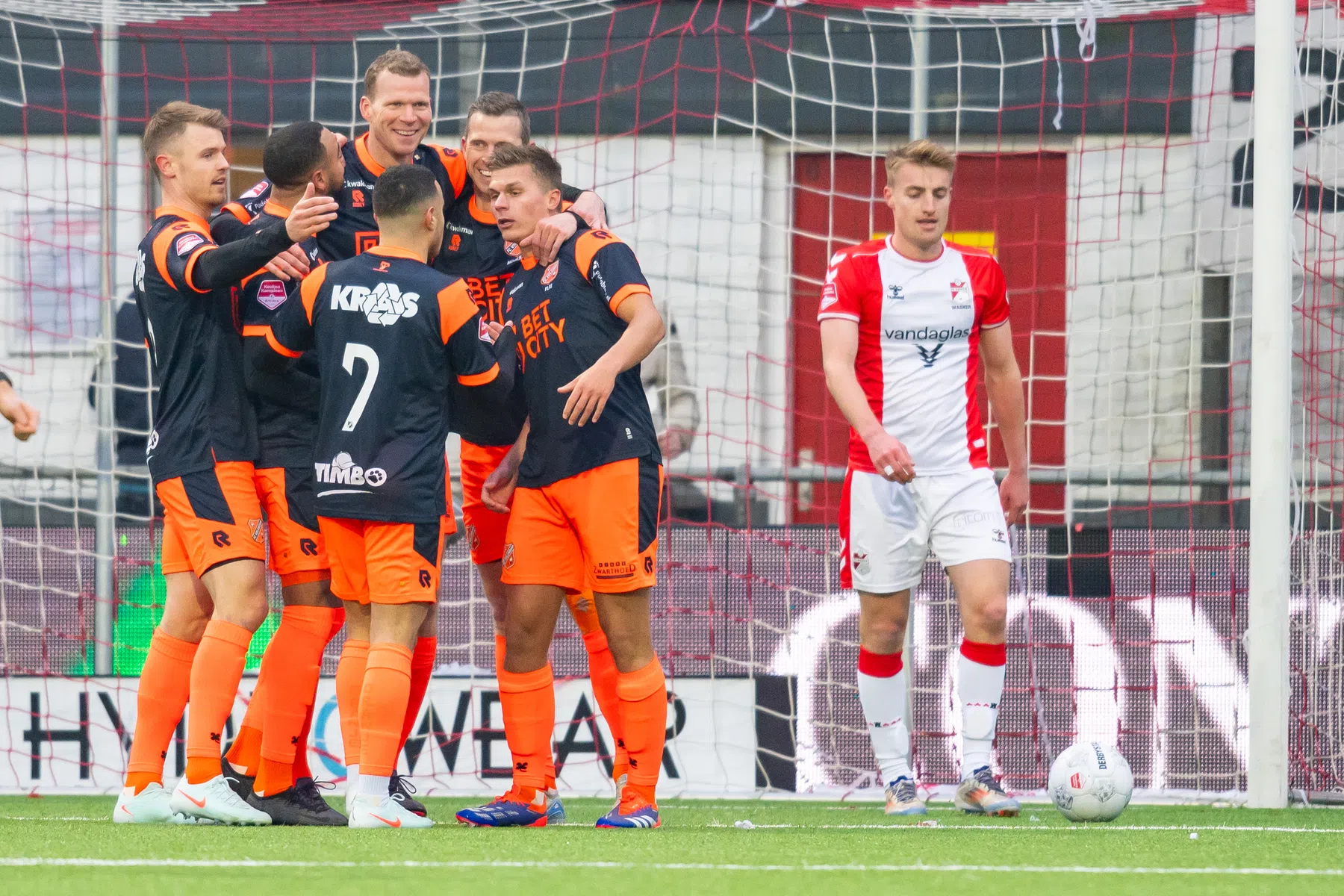 FC Volendam klaart klus in Emmen binnen kwartier en staat steviger aan kop in KKD