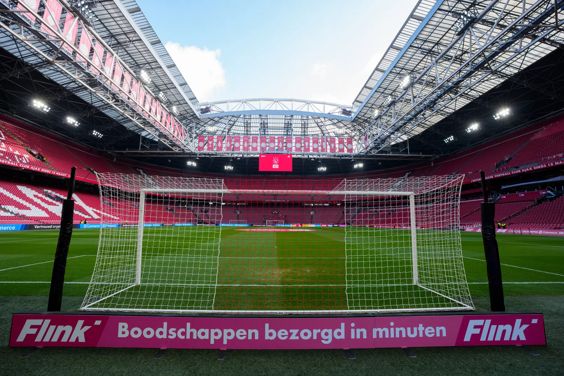 Ajax moet Zinedine (10) wéér van het veld plukken na te goed hooghouden