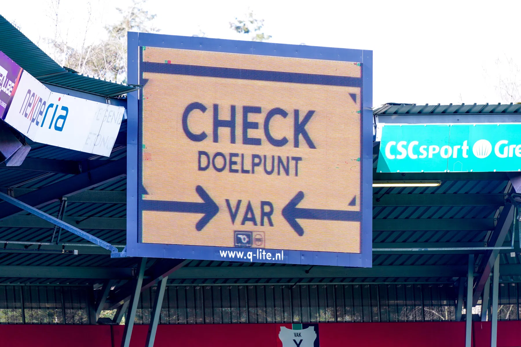 Van Hanegem helemaal klaar met de VAR: 'Inmiddels gelooft niemand het meer'