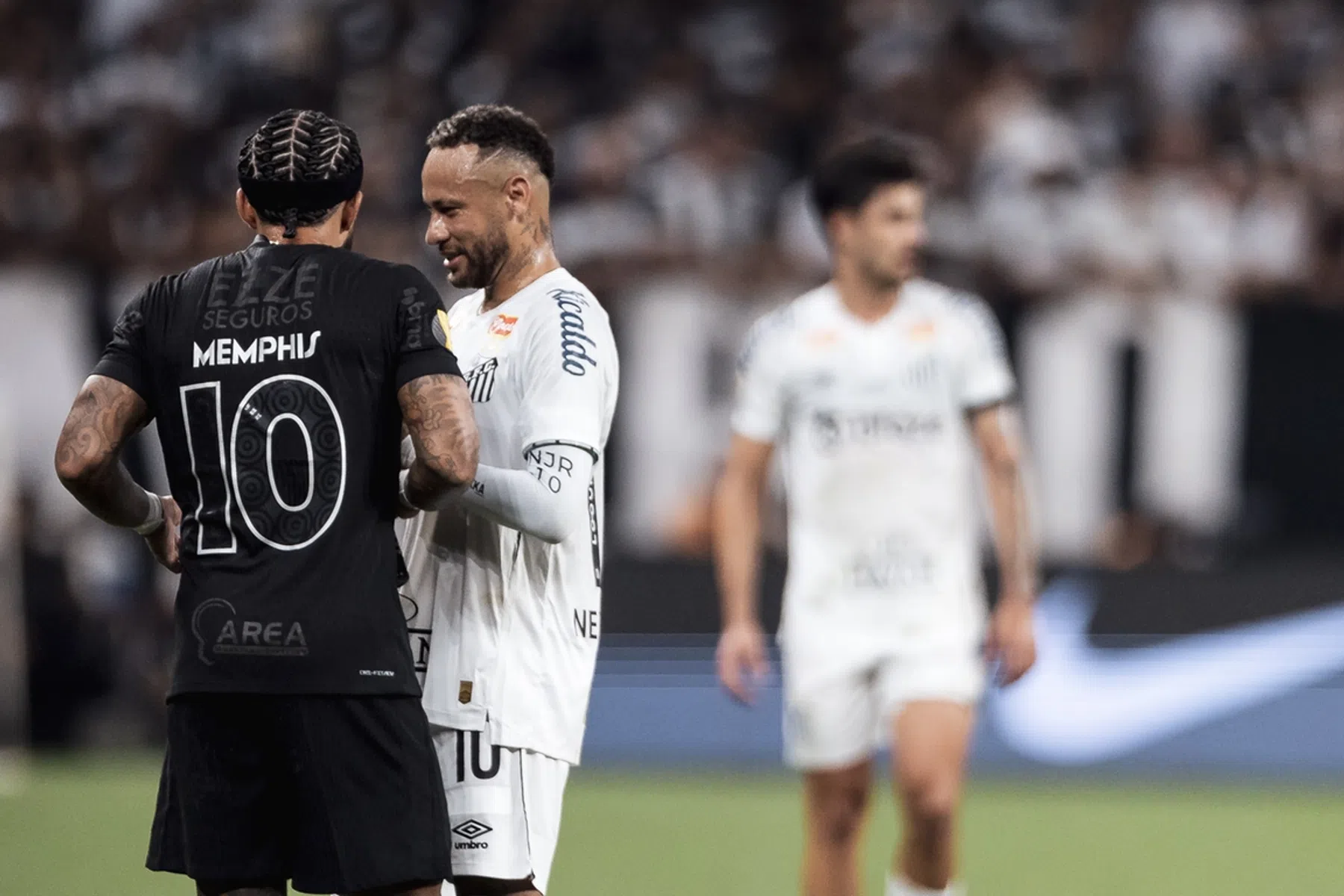 Memphis en Neymar openen het vuur op kunstgras: 'Het is zorgwekkend'