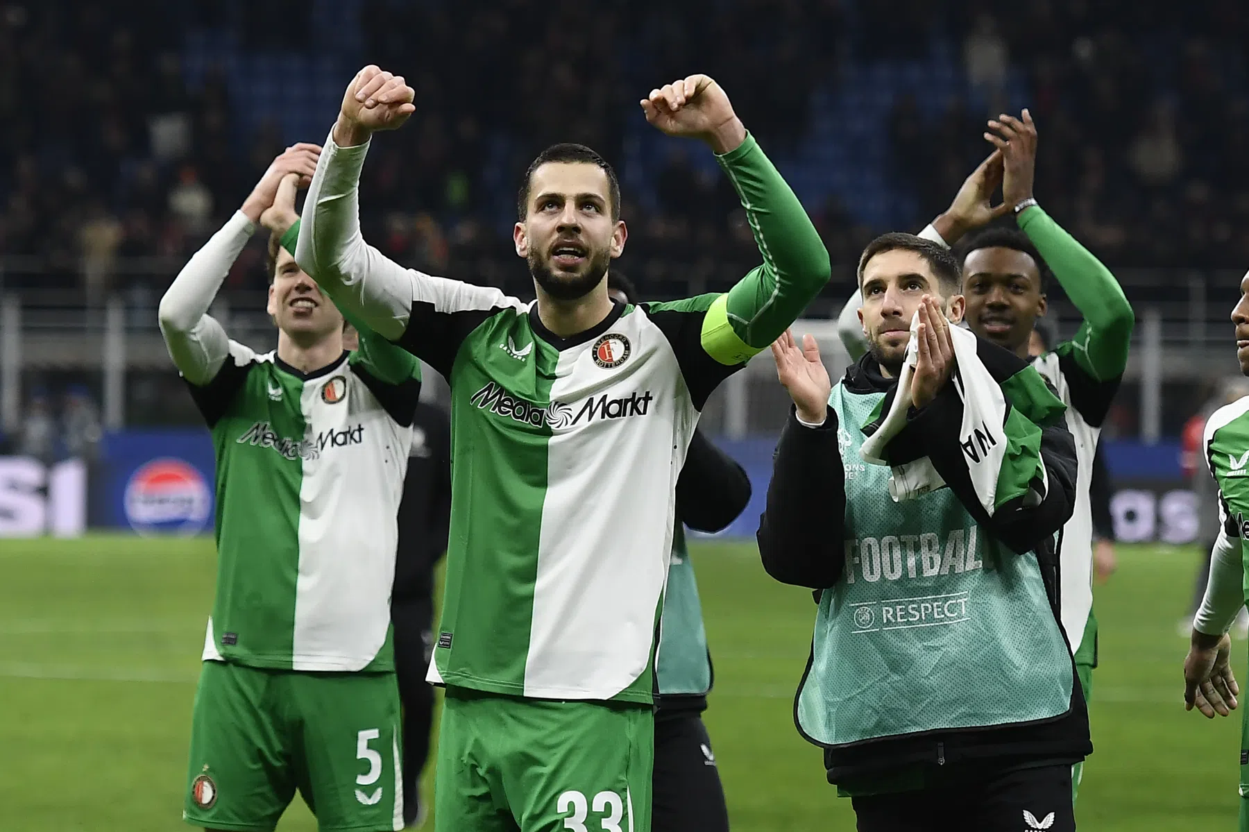 Hancko krijgt UEFA-prijs en looft weerbaar Feyenoord: 'Ik ben zo, zo blij'