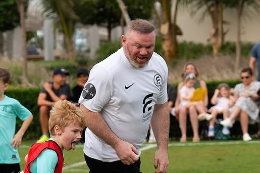 Anderhalve maand na zijn ontslag duikt Rooney op in Dubai