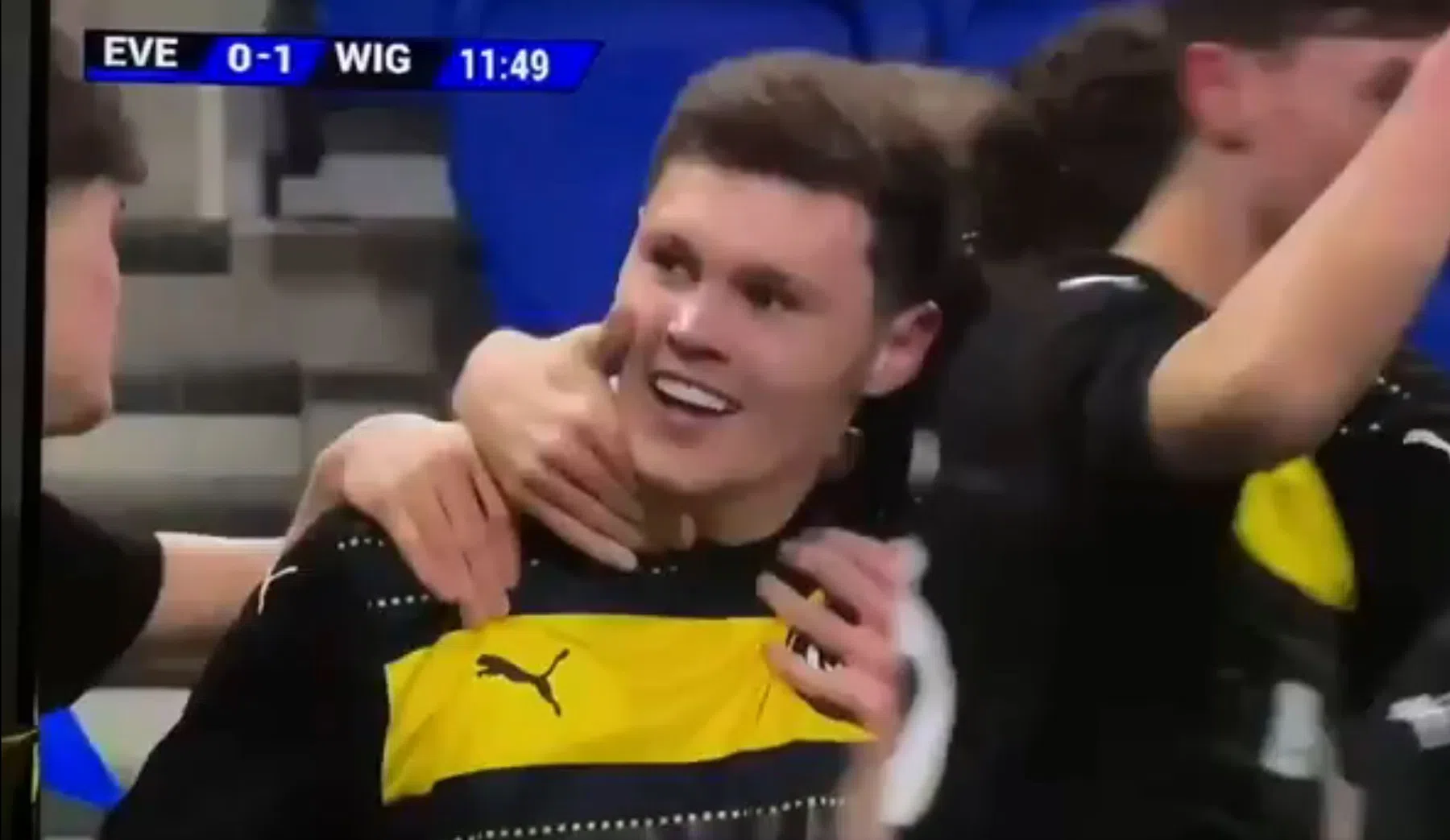 Liverpool-fan scoort als eerste in nieuw Everton-stadion en daagt fans uit