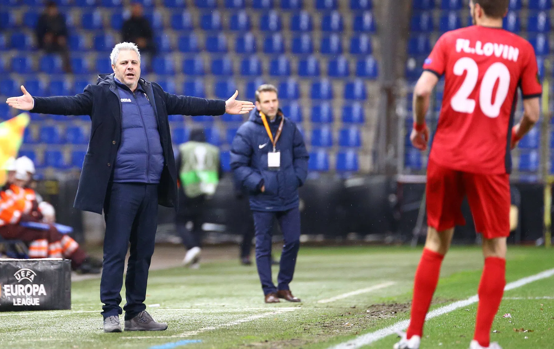 Roemeense trainer krijgt sneeuwballen naar hoofd geslingerd en dreigt op te stappen