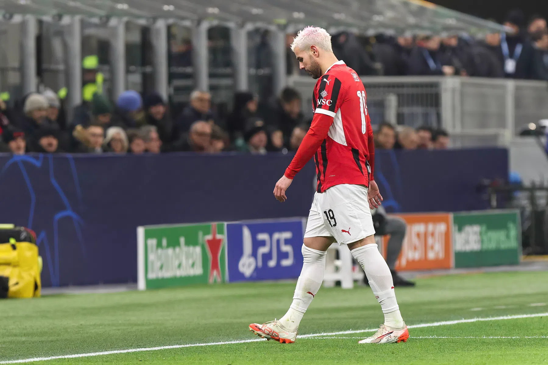 Hernández gaat online door het stof na domme rode kaart tegen Feyenoord