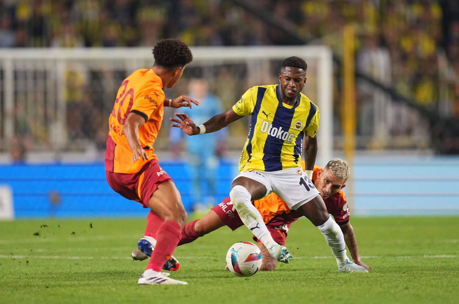 Buitenlandse scheidsrechter tijdens Turkse derby tussen Galatasaray en Fenerbahçe