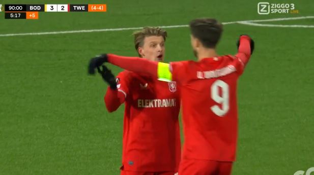 Verlenging na bizarre ontknoping: drie goals in blessuretijd, Steijn redt FC Twente