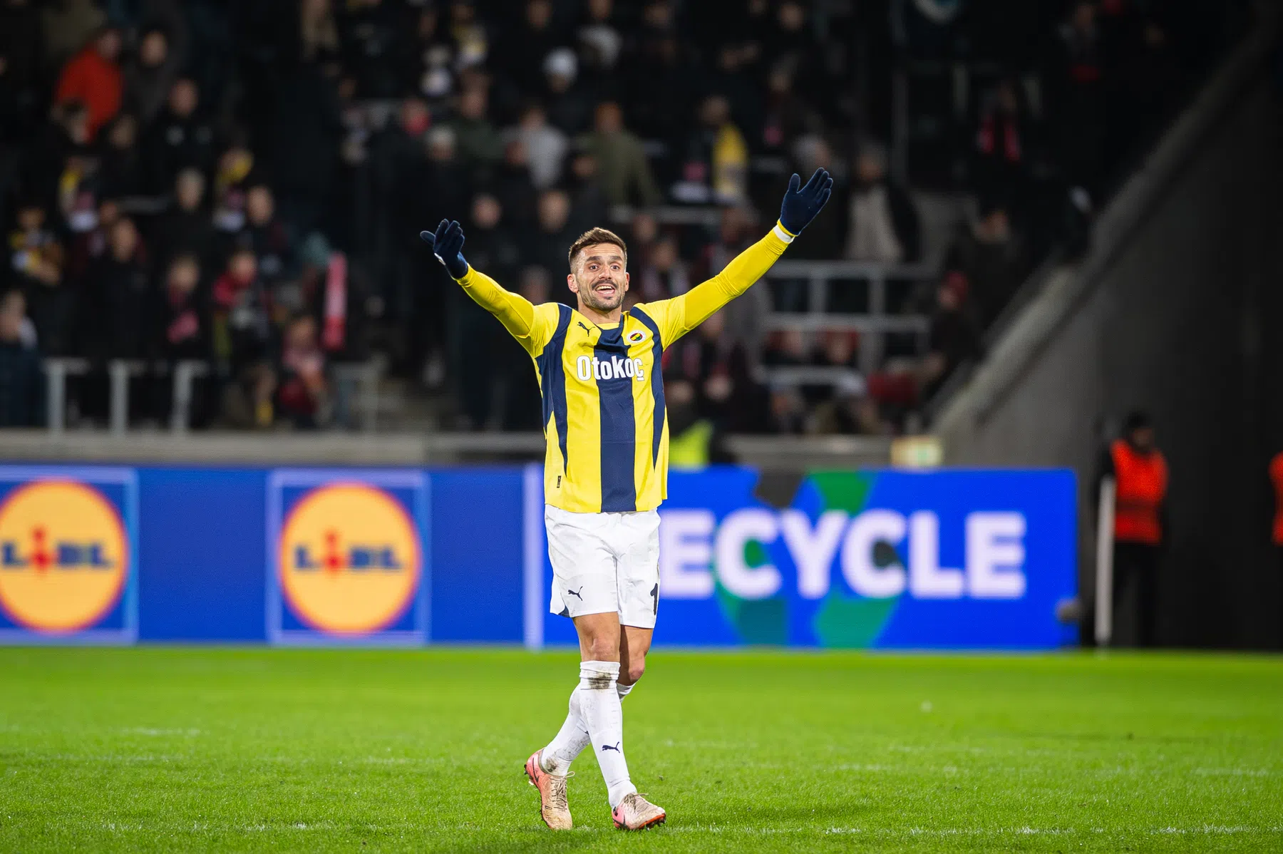 Fenerbahçe elimineert Anderlecht in door fans ontsierde return