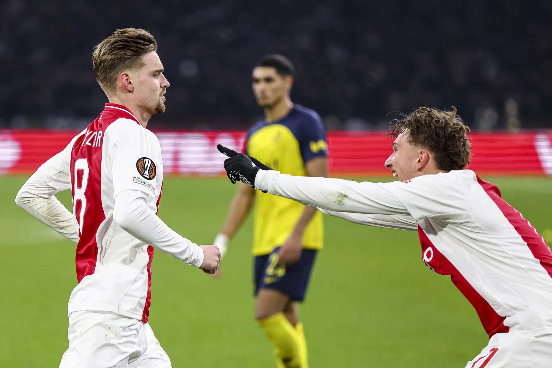 Taylor schiet tiental Ajax na horrorstart tegen Union alsnog naar laatste zestien