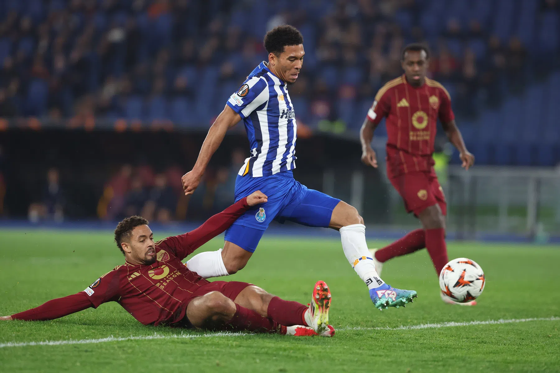 Rensch grapt om eigen goal tegen Porto, trainer Ranieri kan er minder om lachen