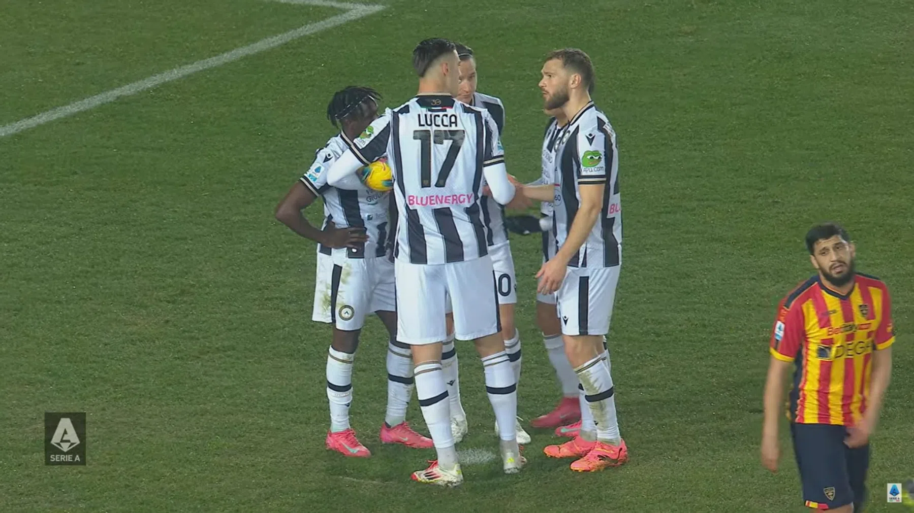 Bizar: ex-Ajacied Lucca ruziet om penalty, scoort en wordt meteen gewisseld