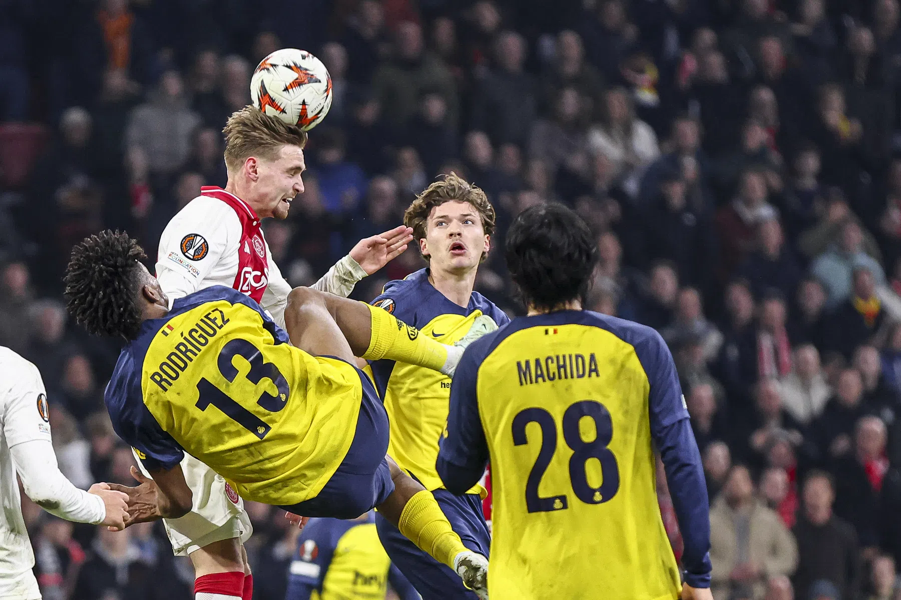 Belgische media spreken van bizarre beslissing in slotfase Ajax-Union