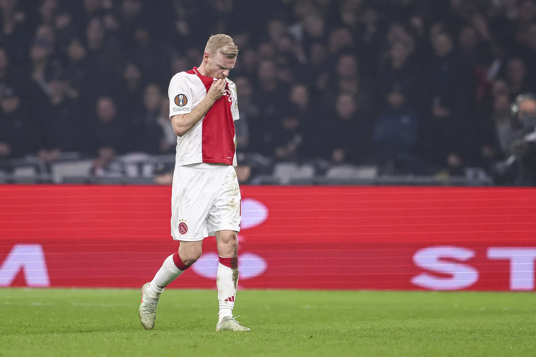 Jarige Klaassen krijgt ludiek verjaardagscadeau van Ajax