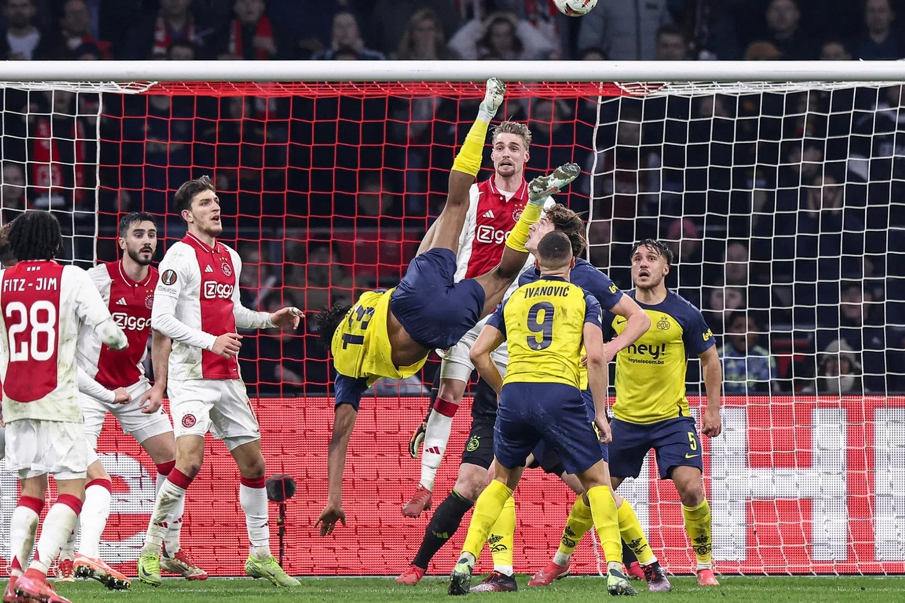 Gebroken neus en toch geen penalty: Belgische woede na duel met Ajax